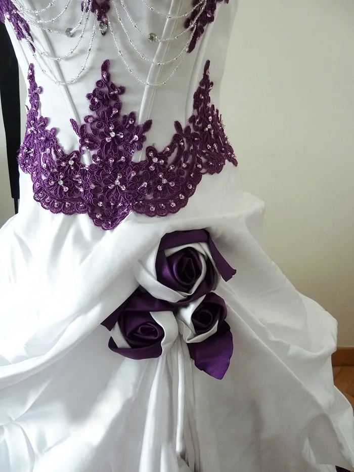 Gotiska lila och vita bröllopsklänningar 2019 Stropplösa pärlor Appliced ​​bodice handgjorda rosblommor a-line vackra brudklänningar259d