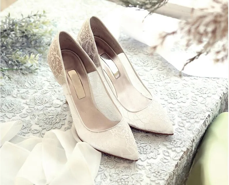 Scarpe da sposa eleganti e belle in pizzo e pelle di pecora stile semplice da 8,5 cm con tacco alto NK050