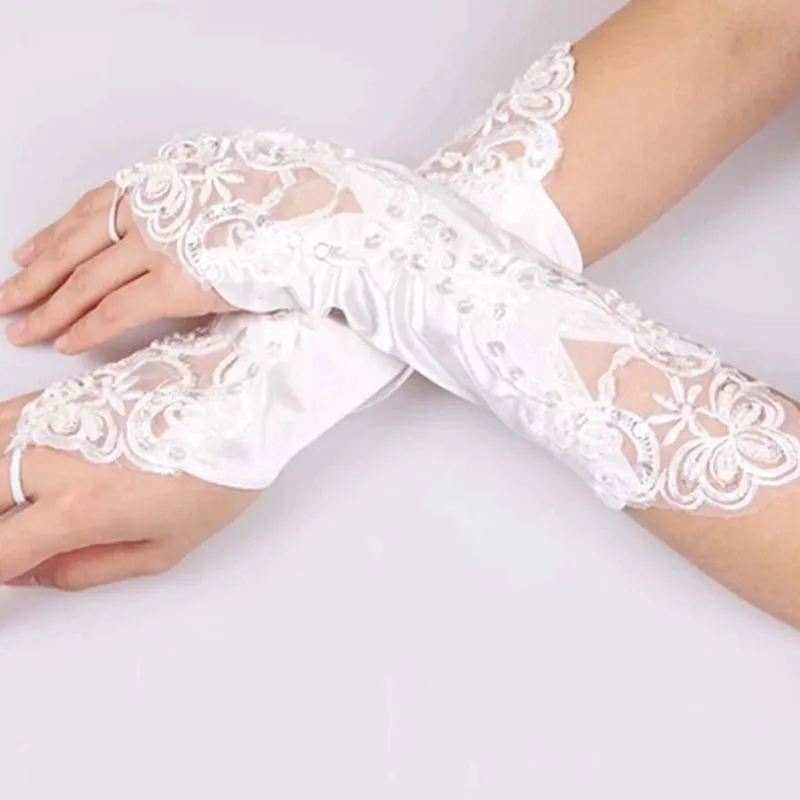 Vit eller elfenben Brudhandskar Fingerless Kort Lace Appliques Bröllopsfest Glovar Billiga handskar för brudar med pärlor under armbågslängd