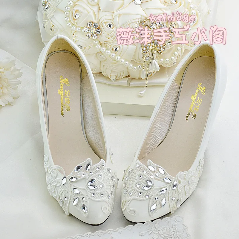 Chaussures de mariage en dentelle en cristal ivoire à la main à la main 4.5cm 8cm chaton Chaîne de mariée chaussures de demoiselle d'honneur pour mariages Slip-Ons strass cristaux Pum