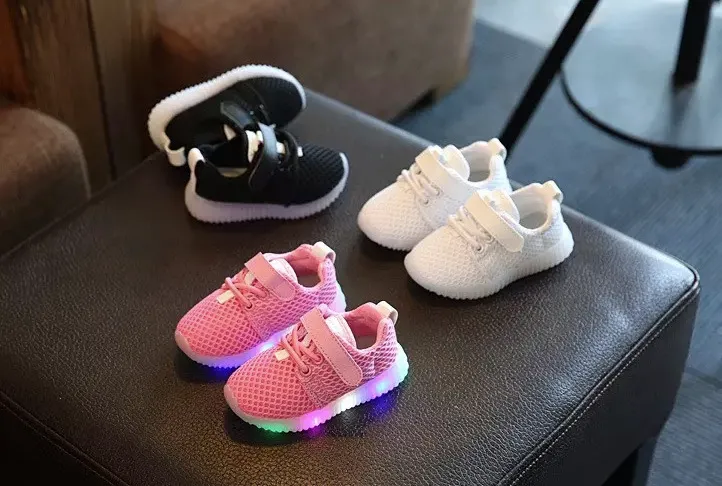 Kina grossist ny vårmode casual löparsneaker mesh småbarn barnskor ljus led bebis flickor pojke Casual Skor andas