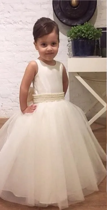 Mürettebat Boyun Tül Çiçek Kız Elbise Ucuz Kat Uzunluk İnciler Boncuk Kemer Saten Kızlar Pageant Elbise Bow Kanat Beyaz Abiye Düğün için