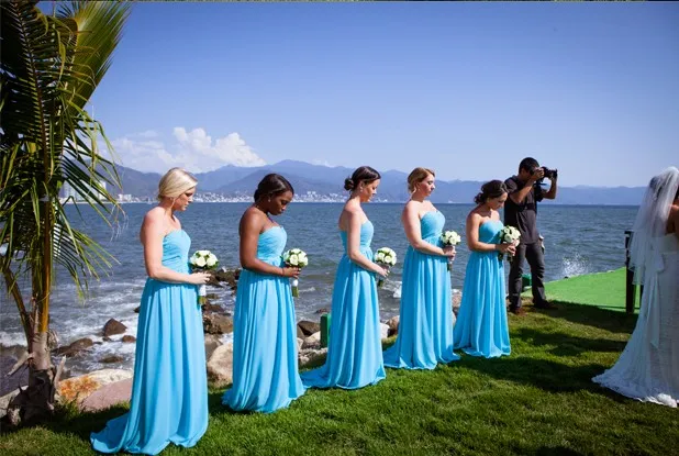 Abiti da damigella d'onore blu economici Gonna lunga a pieghe con volant increspato Treno Abiti da festa in chiffon di alta qualità Stile spiaggia increspato formale 1160688