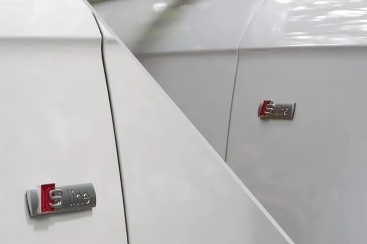 3D Metal Araba S line Sticker Kapak için Audi Sline Logo A3 A4 A5 A6 Q3 Q5 Q7 B7 B8 C5 S6 Oto Araba çıkartması Aksesuarları Kaliteli