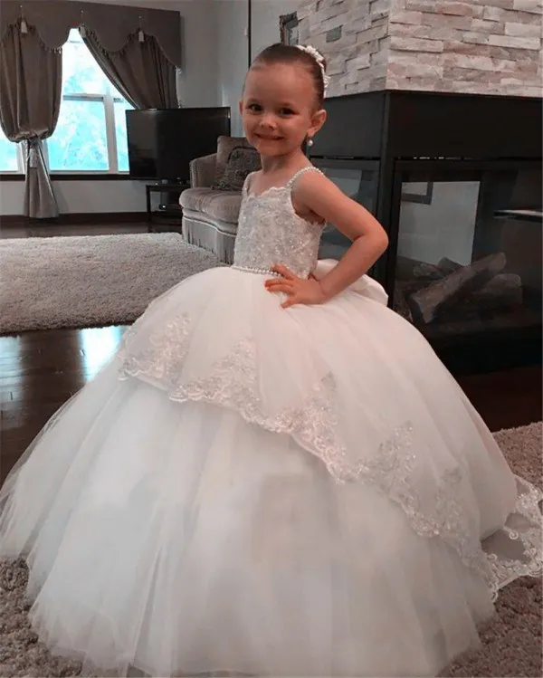 Prenses Çiçek Kız Elbise Boncuklu Spagetti Sapanlar İnci Dantel Aplikler Tül Flowergirl Elbise ile Sweep Tren Bow Düğün Parti için