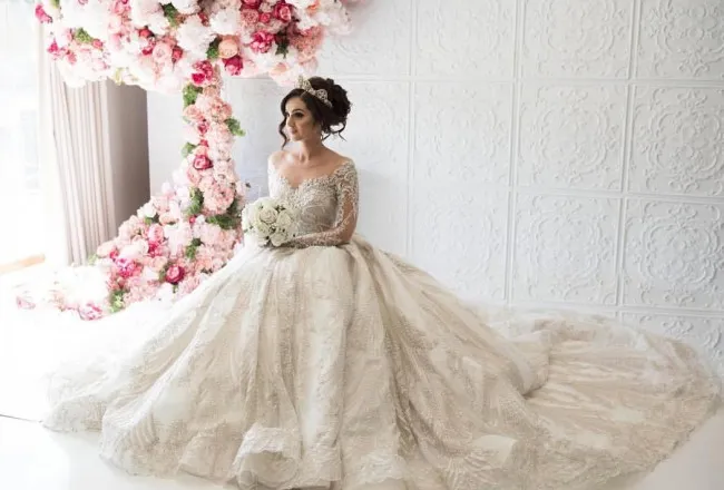 Glamorous Koronki Suknia Balowa Suknia Ślubna Sama Klejnot Neck Długie Rękawy Zroszony Perły Aplikacja Sukienka Bridal Uroczy Kaplicy Pociąg Suknie Ślubne