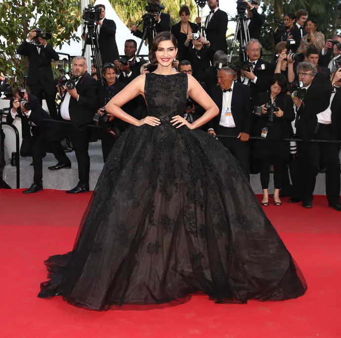 Sonam Kapoor Elie Saab Cannes robes de célébrités noires robes de soirée robe de bal dos nu Applique robe de soirée caftan robes de soirée