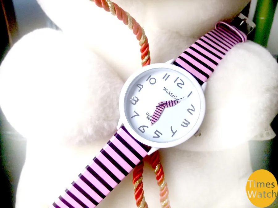 kostenloser Versand WoMaGe Damen Damenmode Farbstreifen Bügel-Armbanduhr Geschenkuhr blau, weiß, rosa, Weihnachtsgeschenk