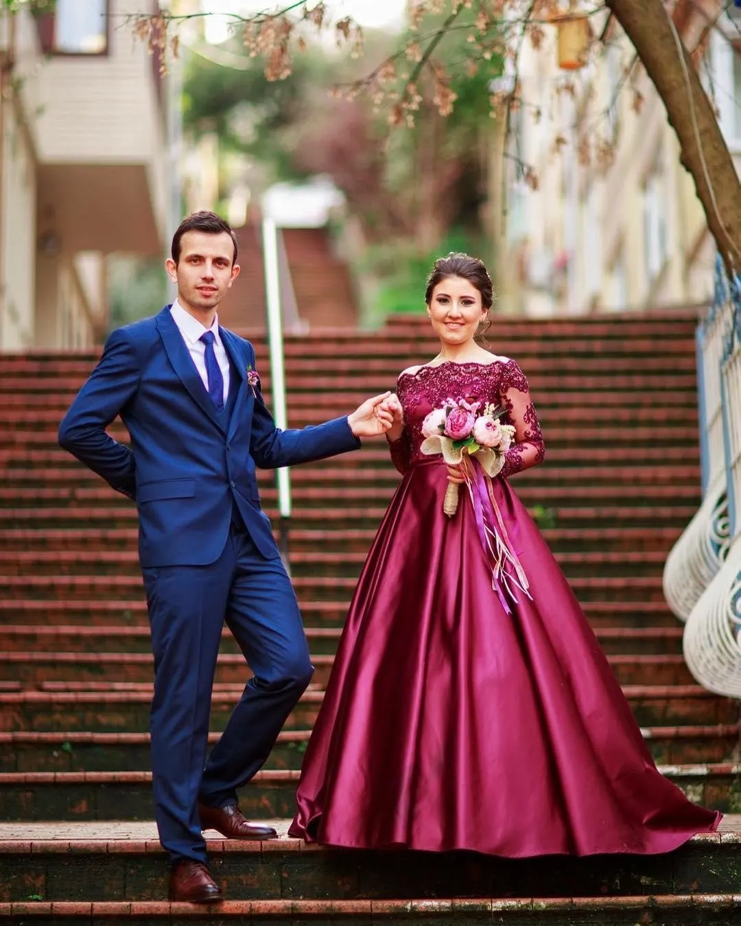 2018 Nowy Arabski Burgundia Prom Dresses Off Ramię Długie Rękawy Złudzenie Zroszony Purpurowy Satin Sweep Pociąg Formalna Party Dress Suknie wieczorowe