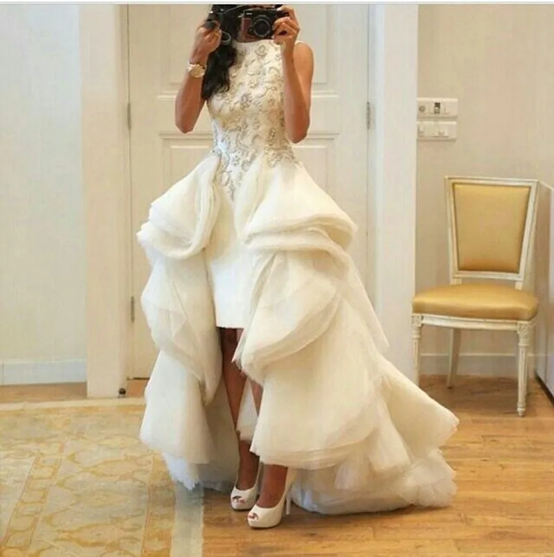 Vestidos de boda árabes Alto bajo Apliques Cuello escote Funda Volantes Vestido de boda con gradas de marfil Organza Plisados ​​Vestido de novia de playa