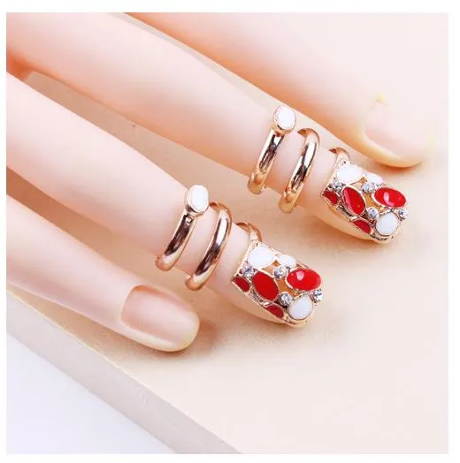 Exclusieve nieuwe Creatieve Ring Populaire Rhinestone Nail Ringen Leuke Retro Koningin Opening Ring Gouden Ring Vinger Nail Ring Gratis Verzending