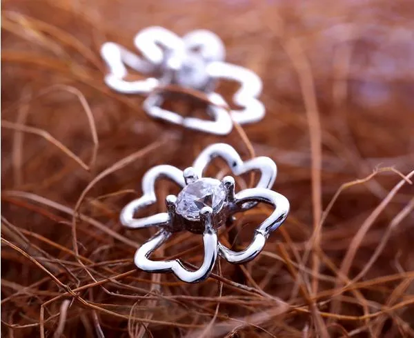 2015 Modeschmuck 925 Sterling Silber Ohrringe mit weißem Kristall Klassischer Stick-Ohrring Glänzende Blumenform für Frauen