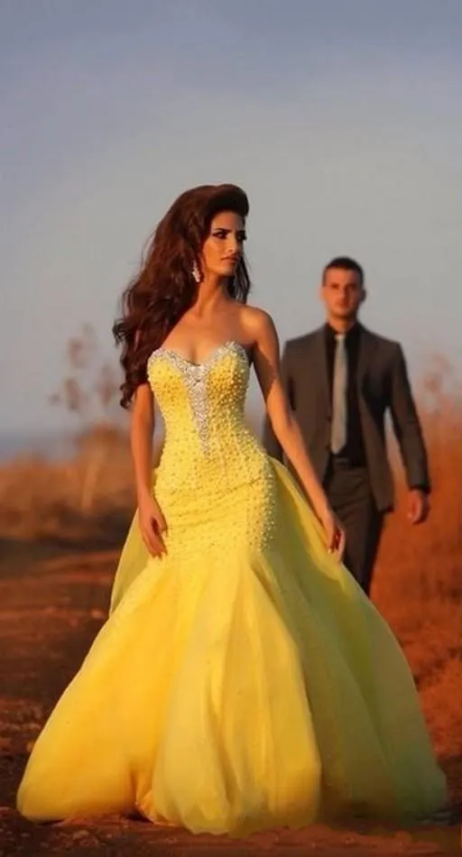 2024 abito da sposa sirena giallo con paillettes perline e watteau sweep
