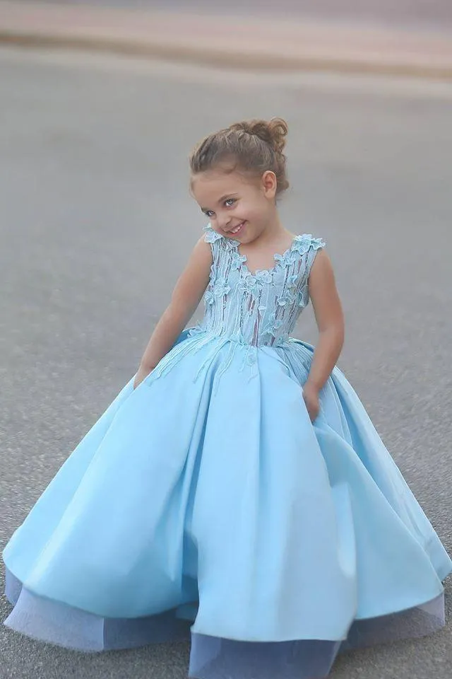 Baby Blue Satin Flower Girl Sukienki na wesela Pełna długość marszczenia Śliczne aplikacje Suknie Komunii Bez rękawów