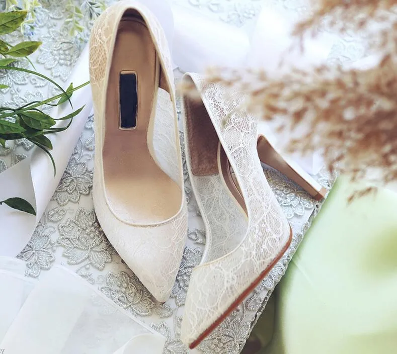 Scarpe da sposa eleganti e belle in pizzo e pelle di pecora stile semplice da 8,5 cm con tacco alto NK050