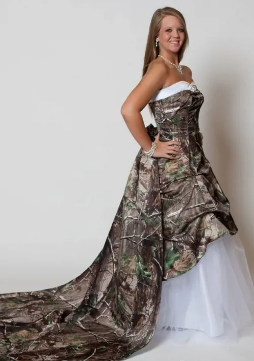 Gorgerous Camo Bröllopsklänningar Strapless Camp Bridal Dress Overkirt Bröllopsklänningar Plus Storlek Naturskog Bröllop Chapel Tåg Skräddarsy