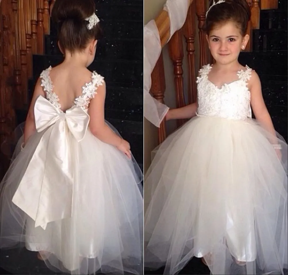 Lovely Flower Girls Dresses With V Neck Two Straps Appliques Tulle Floor Length White Junior Bridesmaid Dress Backless Pageant Dresses