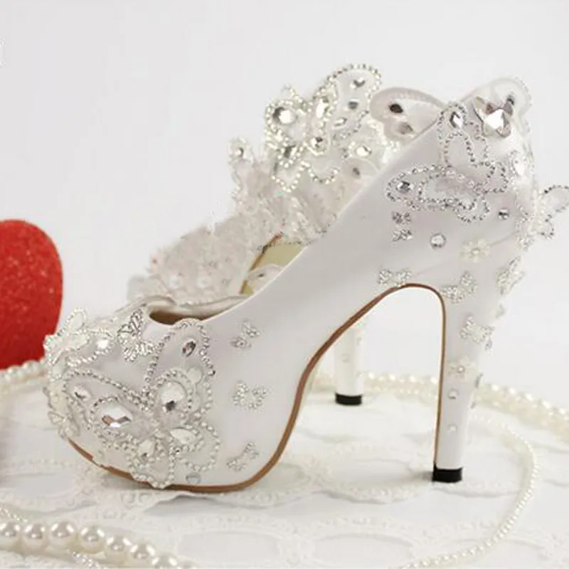 Scarpe eleganti da sposa bianche Bellissime scarpe singole con farfalla in pizzo Scarpe da ballo con tacco alto feste di moda Taglie forti