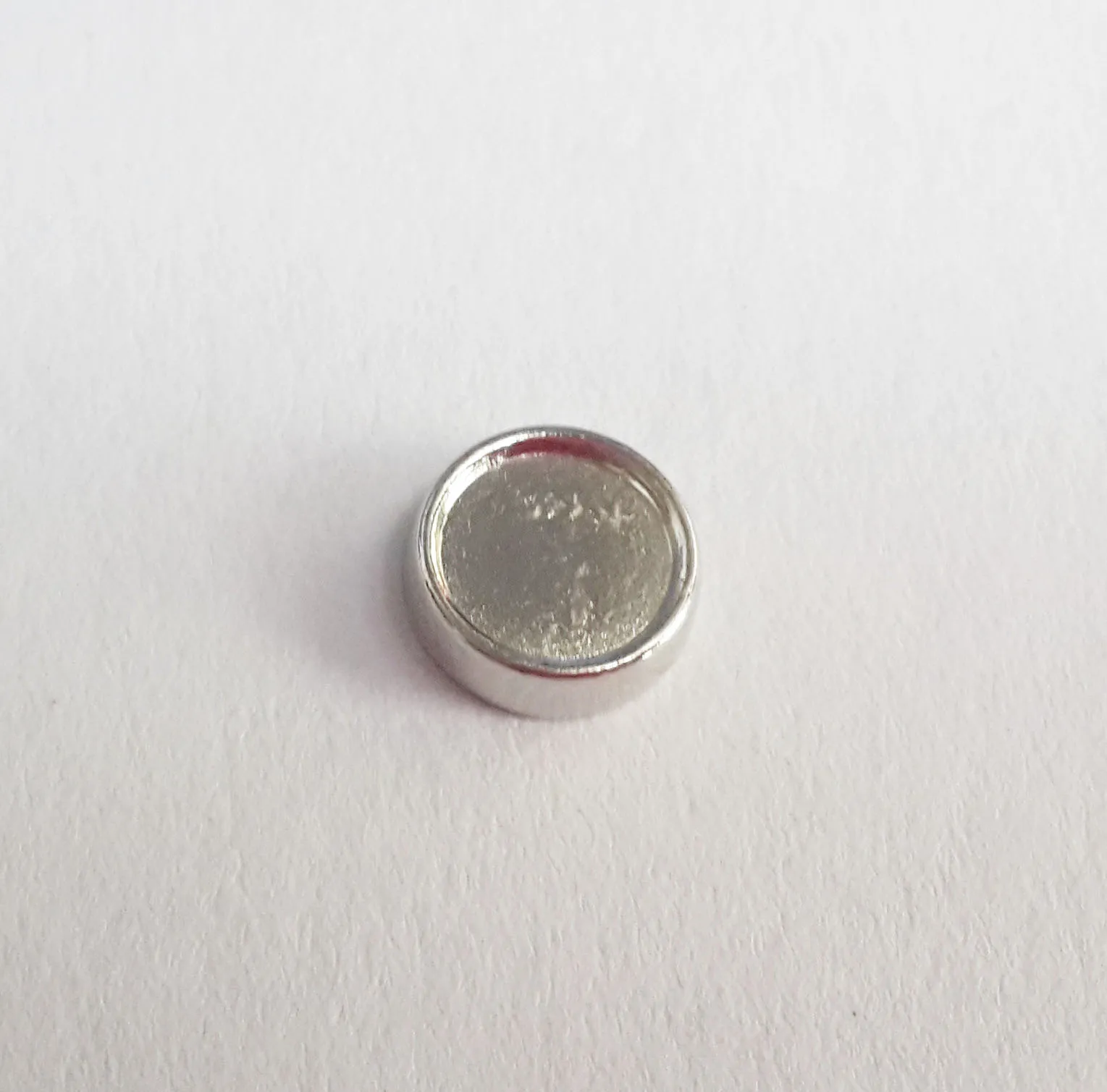 6mm inre/8mm utanför diameter silvercirkelinställning flytande charm för glas levande skåp diy tom foto charm fit locket