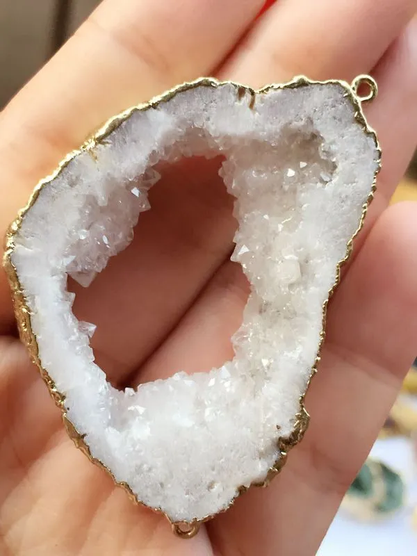 6 pz Placcato Oro Colore Bianco Quarzo Naturale Druzy Geode connettoreDrusy Gemma di Cristallo Ciondolo in pietra Perline Gioielli find23432745317782