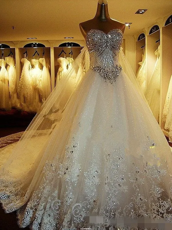 Nuovi abiti da sposa in abito da ballo di lusso a cuore Crystal Crystal in rilievo in rilievo con abiti da cattedrale in pila da cattedrale.