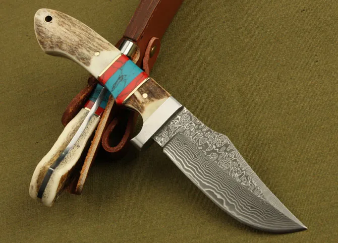 Edizione da collezione Coltello dritto in acciaio Damasco Manico in corno Coltelli da caccia sopravvivenza all'aperto con fodero in pelle