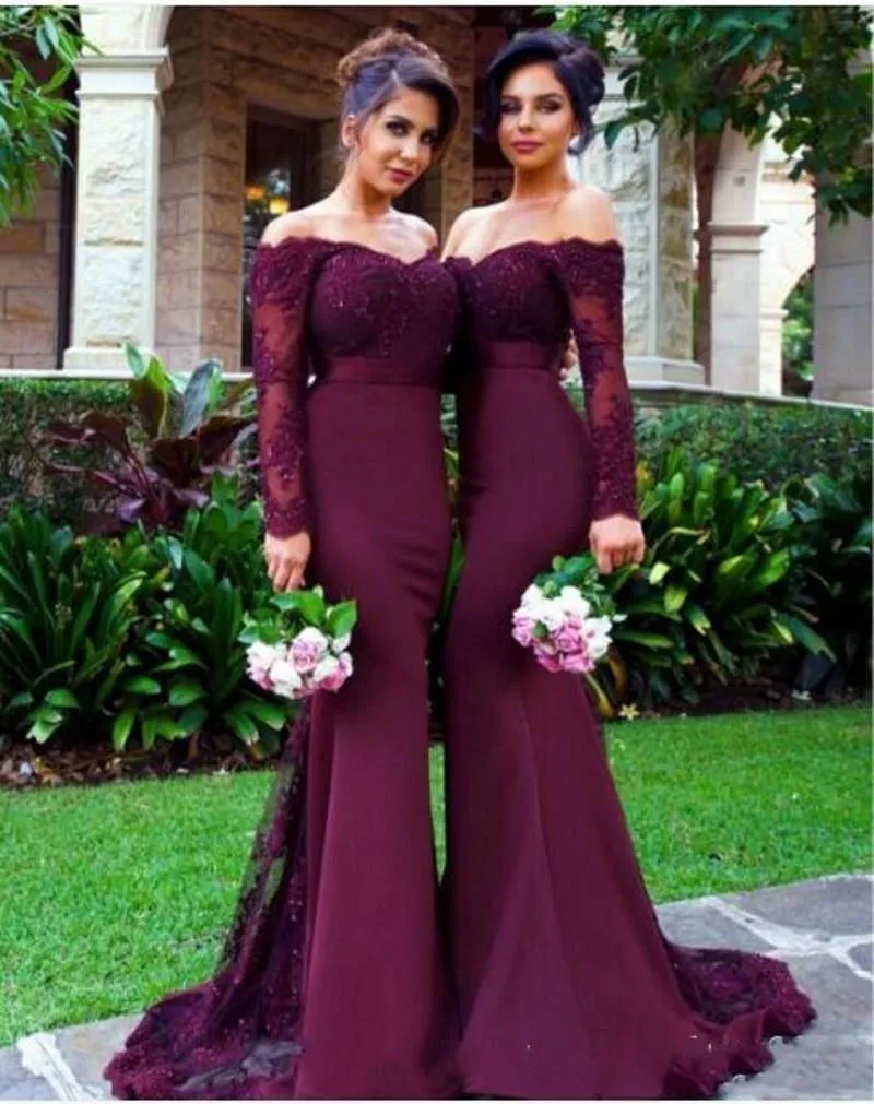 2018 Billiga Burgundy sjöjungfru brudtärna klänningar av axel Långärmade Lace Appliques Beaded Sheer Plus Size Maid of Honor Party Gowns