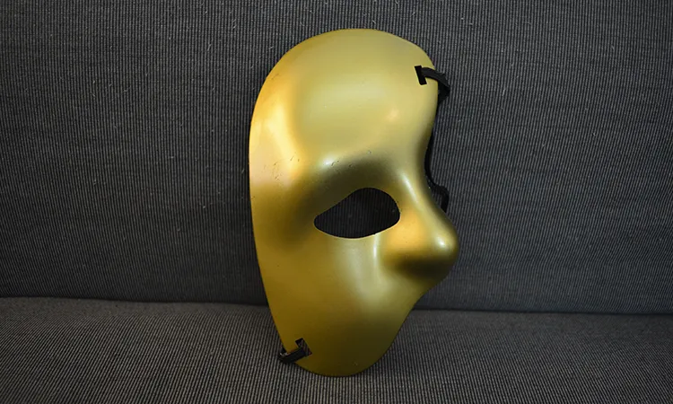 파티 마스크 반 얼굴 마스크. 오페라의 환영 - 얼굴 천 마스크의 오른쪽 절반