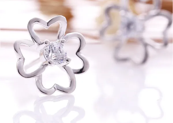2015 Modeschmuck 925 Sterling Silber Ohrringe mit weißem Kristall Klassischer Stick-Ohrring Glänzende Blumenform für Frauen