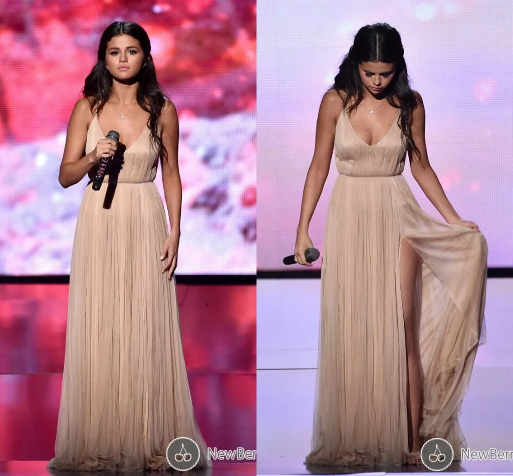 Selena Gomez American Music Awardsのための背中のないAラインのVネックのハイスプリットフォーマルの有名人のドレスの長いシャンパンウエディングパーティードレス