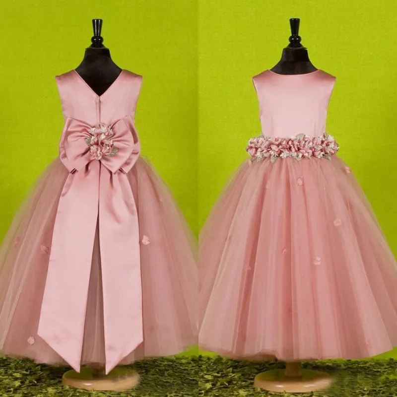 Amostra real para meninas Vestidos baratos para concursos Vestido de flor rosa escuro Vestido de menina com gola de joia sem mangas Flores feitas à mão Pétalas e laço grande