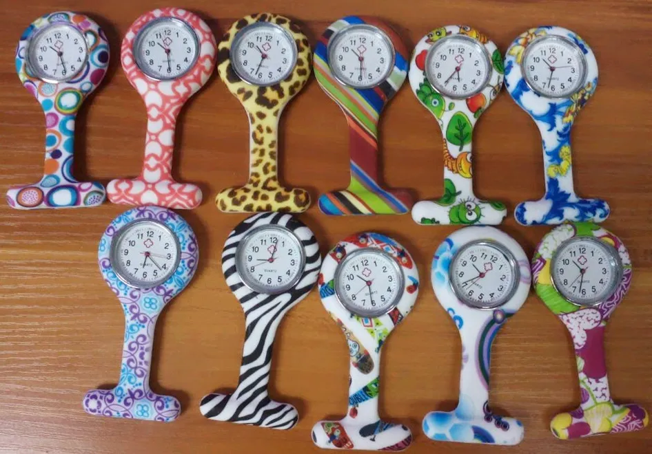 Broches de montre d'infirmière en Silicone, mélange de 53 couleurs, 50 piècestunique léopard, piles, nouvelle collection, vente en gros, NW001