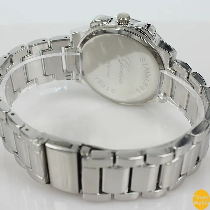 最高品質の2015年新しいジュネーブ腕時計女性合金バンドクォーツ腕時計男性ゴールドウォッチブランドアナログ時計