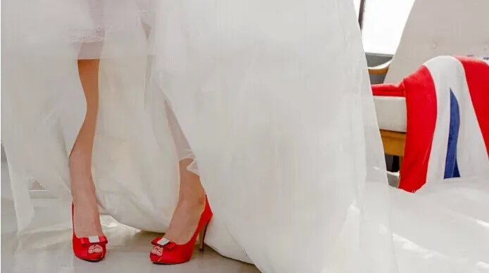 Zapatos de boda con cristales de alta calidad, zapatos de novia de tacón alto de 9,5 cm, zapatos de mujer de fiesta marfil/rojo hechos a medida para boda