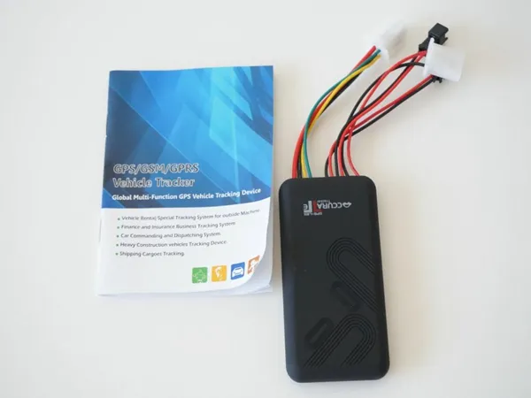 مصغرة GPS / GSM / GPRS Tracker GT06 العالمي في الوقت الحقيقي رباعية العصابات سيارة تتبع السيارات جهاز overpeed المنبه acc المضادة للسرقة إنذار SOS إنذار