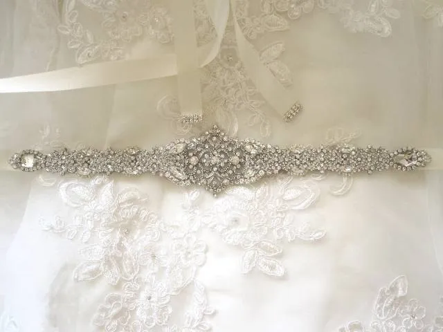 Nya bländande kristaller Bröllopsbälten Rhinestones Brud Sashes Billiga pärlor Crystals Wedding Sash Ribbon Belt brudtillbehör4229265