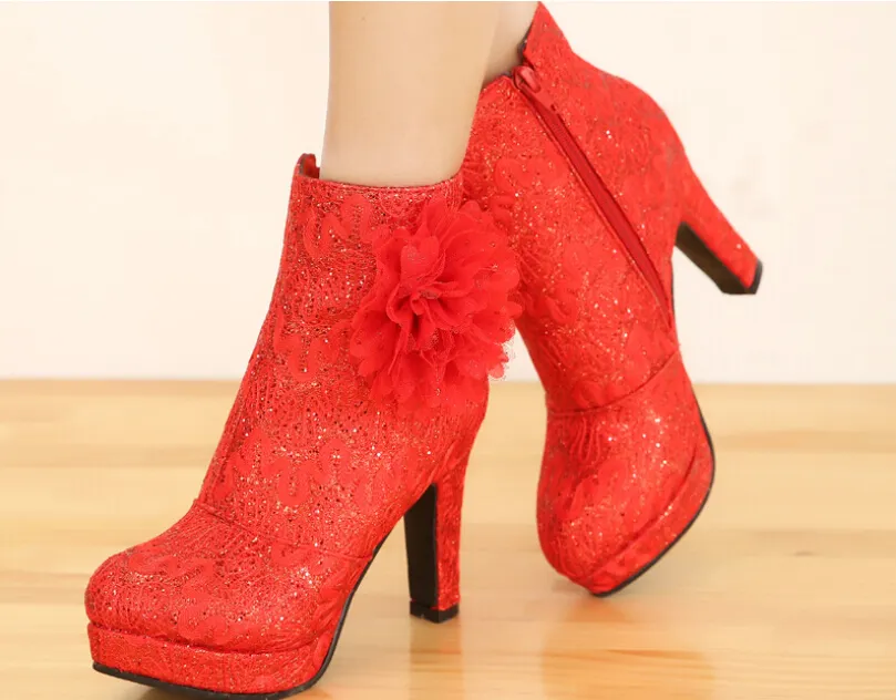 Chaussures de mariage en dentelle rouge bottines de mariée à talons hauts avec fleur à la main 10.5 cm talon épais chaussures de mariée scintillantes pas cher