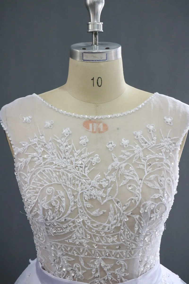 Bezaubernde weiße Brautkleider von Paolo Sebastian mit Schlitz vorne, bauschiger Rock, Satinschärpe, Rundhalsausschnitt, Perlen, durchsichtig, sexy Brautkleider