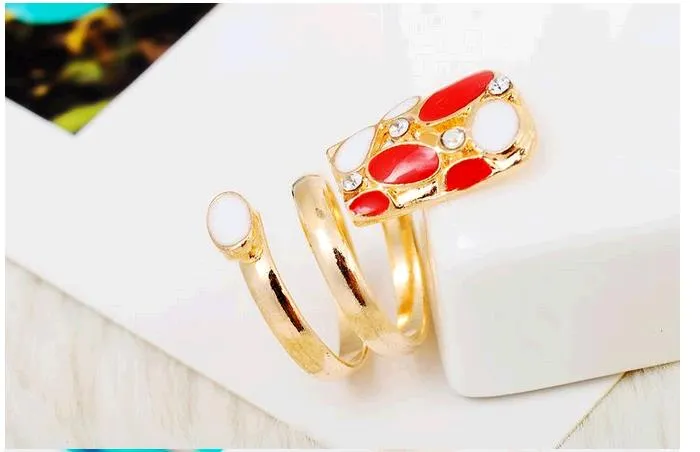 Exclusieve nieuwe Creatieve Ring Populaire Rhinestone Nail Ringen Leuke Retro Koningin Opening Ring Gouden Ring Vinger Nail Ring Gratis Verzending