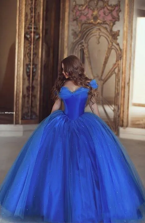 Cenerentola Abiti da ballo con spalle scoperte Abiti da principessa gonfi blu ghiaccio Abiti da sera Tulle Quinceanera Abito da ballo speciale Abiti da sera