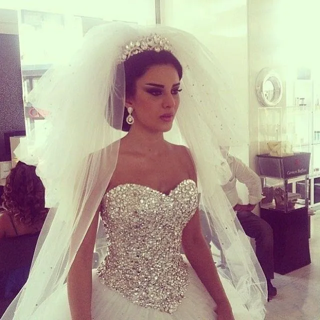 Funkelnde Brautkleider, Ballkleid, bauschig, weiß, mit Kristallen, Strasssteinen, Tüll, arabische Brautkleider, echtes Bild, flauschiges Kleid für die Braut