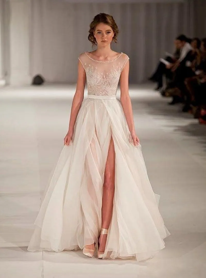 Charmig Paolo Sebastian Vit Bröllopsklänningar Front Split Puffy Kjol Satin Sash Crew Beaded See Through Sexy Bridal Gowns