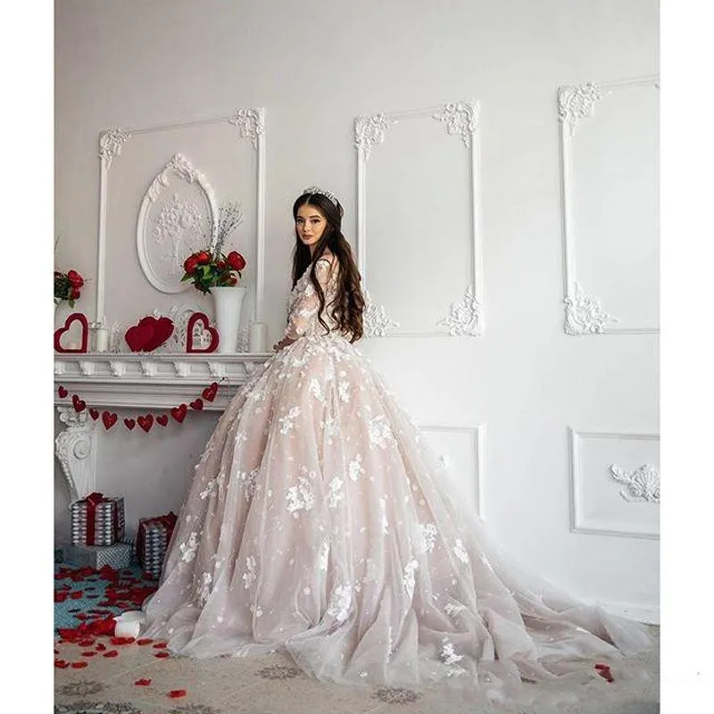 2018 quinceanera الكرة بثوب فساتين الشمبانيا سكوب الرقبة مطرز نصف الأكمام الأبيض appliqued 3d الزهور الحلو 16 حفلة موسيقية مساء العباءات