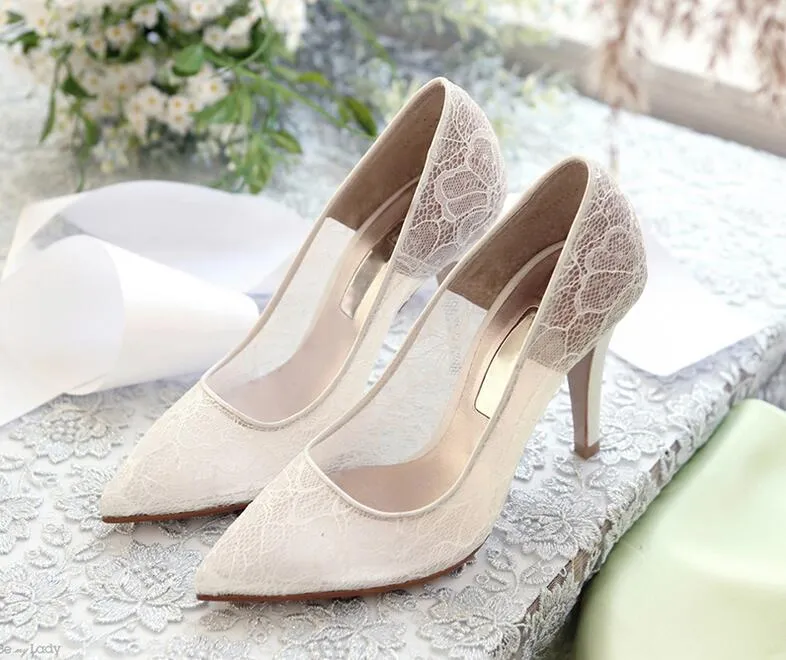 Scarpe da sposa eleganti e belle in pizzo e pelle di pecora stile semplice da 8,5 cm con tacco alto NK050