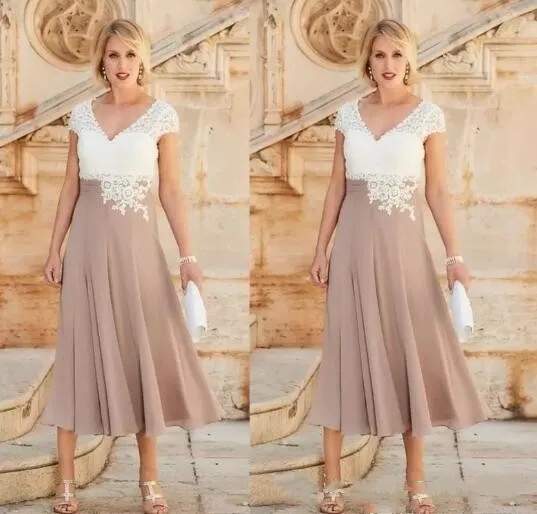 2020 Formal Plus Size Champagne Abiti la madre della sposa Scollo a V Appliques di pizzo bianco Perline Maniche ad aletta Lunghezza tè Invitato a un matrimonio259D