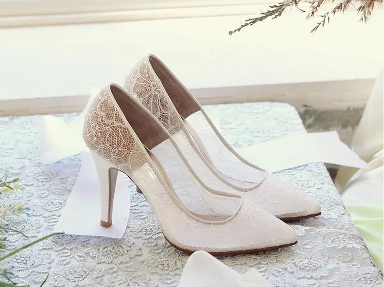 Scarpe da sposa eleganti e belle in pizzo e pelle di pecora stile semplice da 8,5 cm con tacco alto NK050