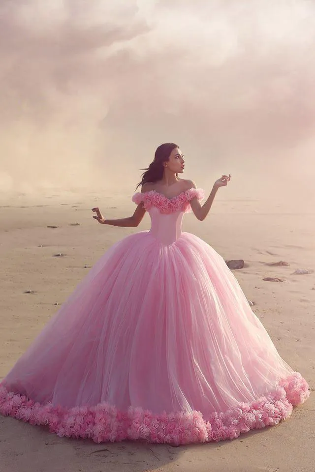 Puffy 2016 Pink Quinceanera Jurken Prinses Assepoester Formele Lange Baljurk Trouwjurken Kapel Trein Schouder 3D Bloem EN3176