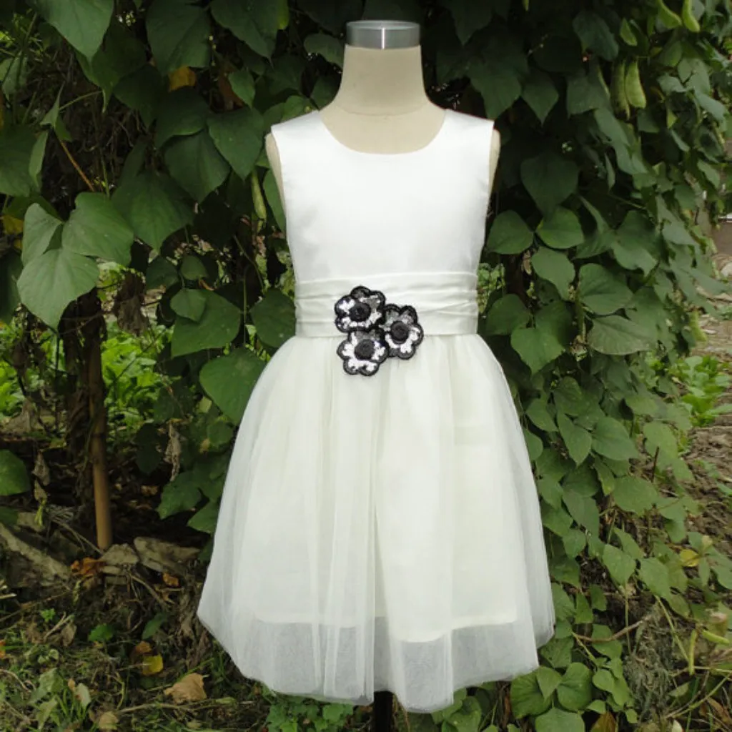 Custom Made Çiçek Kız Elbise Beyaz ve Siyah Bir Çizgi Jewel Boyun Kolsuz Dantelli Kanat El Yapımı Çiçek Örgün Önlük Çocuklar için