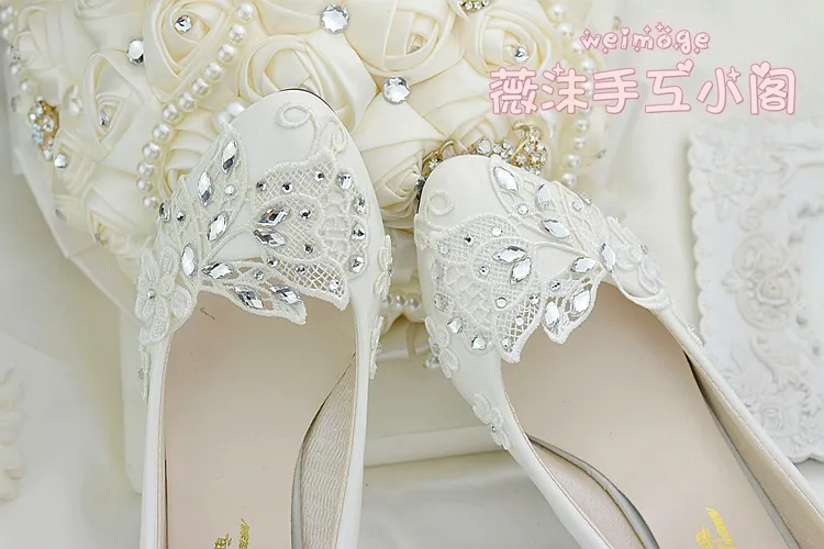 Scarpe da sposa in pizzo di cristallo avorio fatte a mano piatte 4 5 cm 8 cm tacco gattino scarpe da damigella d'onore matrimoni slip-on strass Cr245i