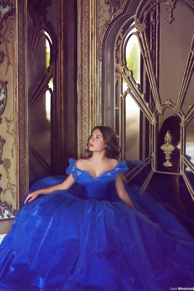 Золушка Blue Quinceanera Платье Элегантный Тюль Роскошное Бальное платье Длинные Платья Выпускного Вечера Cap Рукава Платье Партии Цветок Кристалл Vestidos Longo